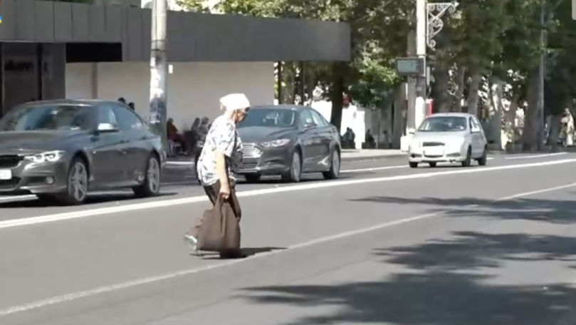 Mii de pietoni își pun viața în pericol și trec strada neregulamentar