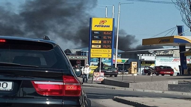 Fum dens la un autoservice din Capitală. Pompierii, la fața locului