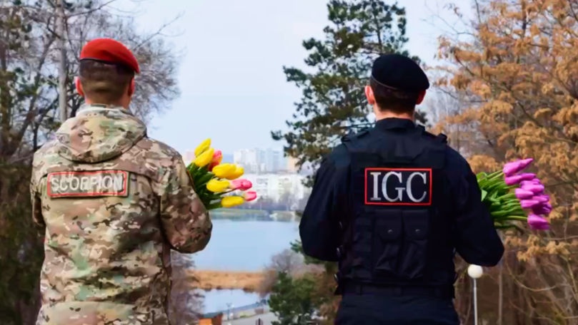 Ziua Internațională a Femeii: Carabinierii au împărțit flori în Capitală