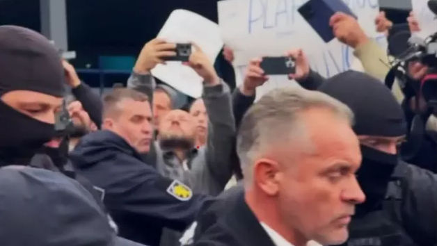 Momentul în care Plahotniuc e escortat din Aeroport la Penitenciarul 13