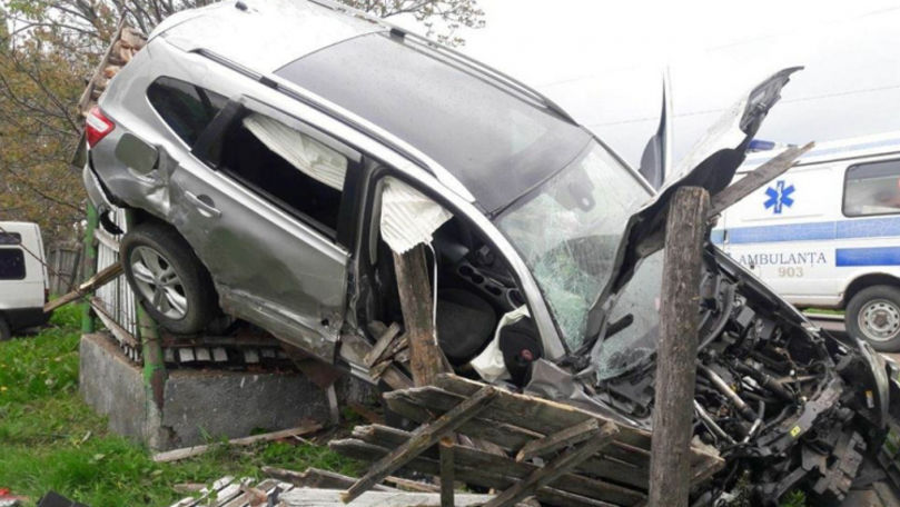 O mașină a distrus un gard și s-a oprit într-o fântână la Hâncești