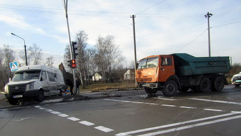 Microbuz cu moldoveni, lovit de un camion în Ucraina: 2 răniți