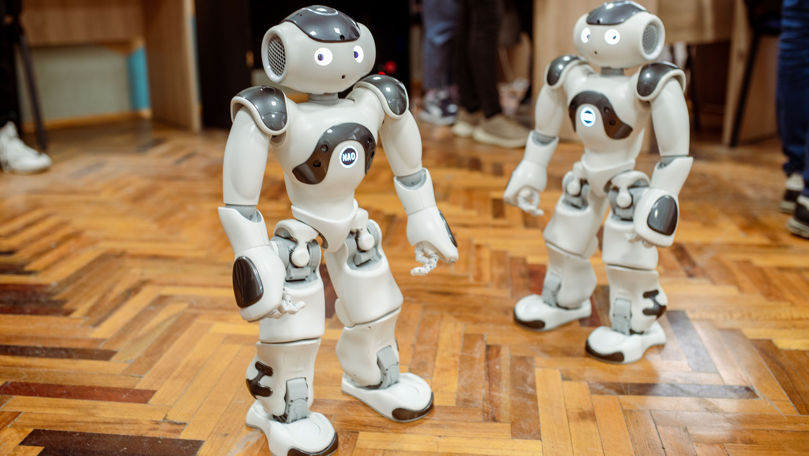 Inedit: Doi roboți au fost programați de studenții de la UTM să danseze