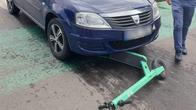 O trotinetă a ajuns sub roțile unui automobil în sectorul Ciocana