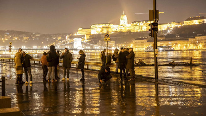 Dunărea inundă Budapesta: Oamenii nu au mai văzut așa ceva de zece ani