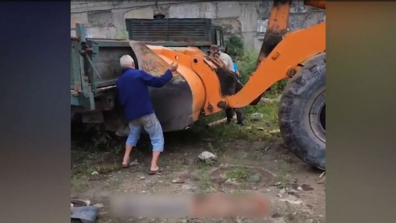 Un muncitor din Bălți a rămas blocat sub un autocamion