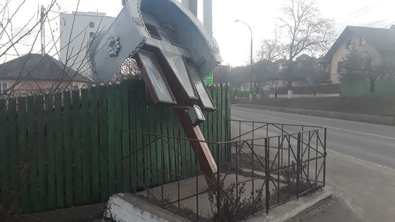 Vânt puternic la Hâncești: Un crucifix a fost doborât