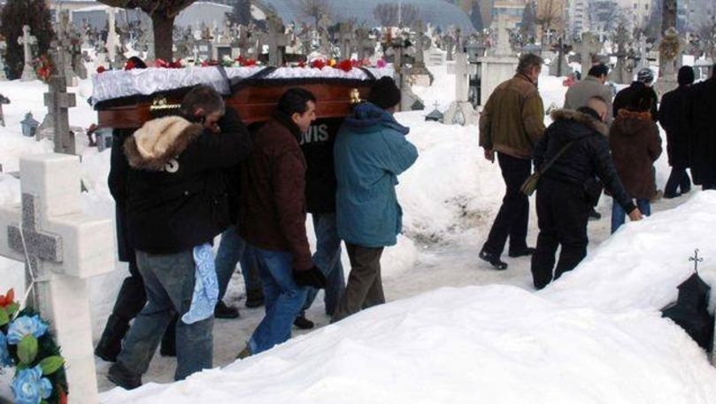 Cum a fost transportat un mort pe un drum acoperit cu zăpadă