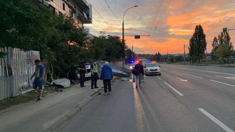 Un șofer beat a distrus un gard din Capitală: O gravidă, la spital
