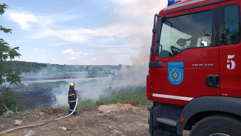 Incendiu de vegetație în sectorul Buiucani: Pompierii, la fața locului
