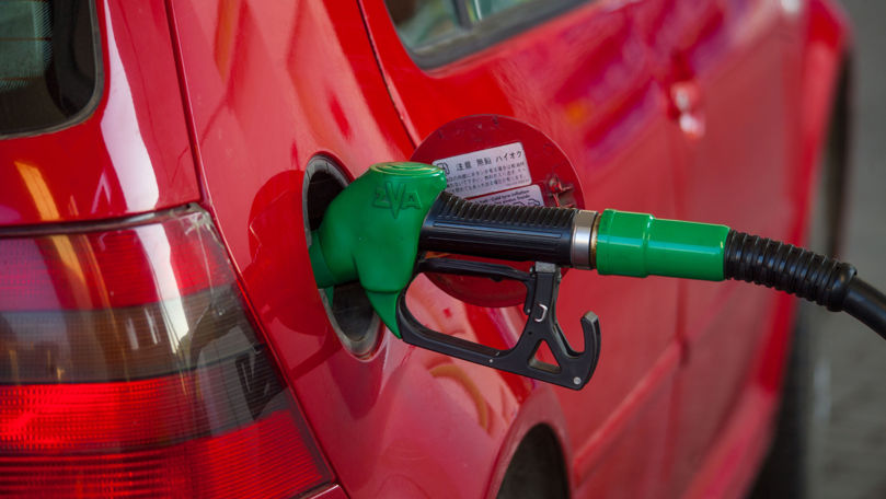 Benzina se ieftinește, iar motorina se scumpește: Noile prețuri plafon