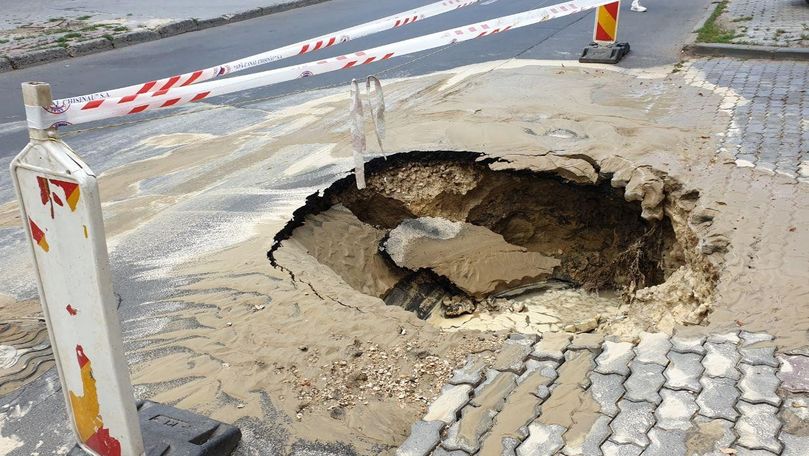 Crater apărut în centrul Chișinăului: Zona a devenit periculoasă