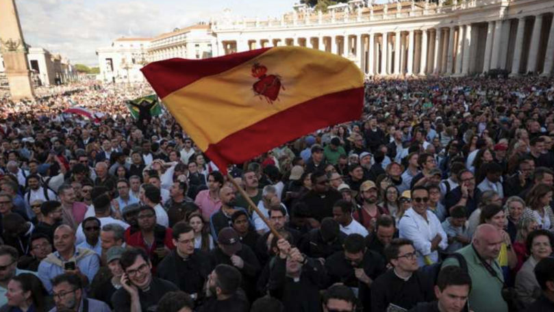 Peste 40.000 de oameni așteaptă anunțul Habemus Papam în Piața Sf. Petru