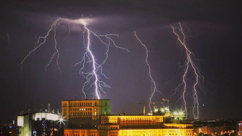 Un om a murit și alți 3 au fost răniți după ce au fost loviți de trăsnet