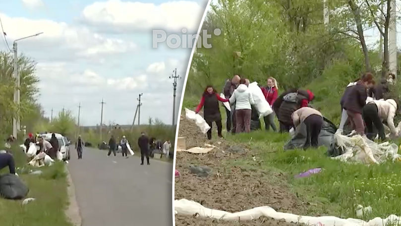 В Кошнице ветер разнёс мусор со свалки: на уборку вышли жители, полицейские и солдаты.
