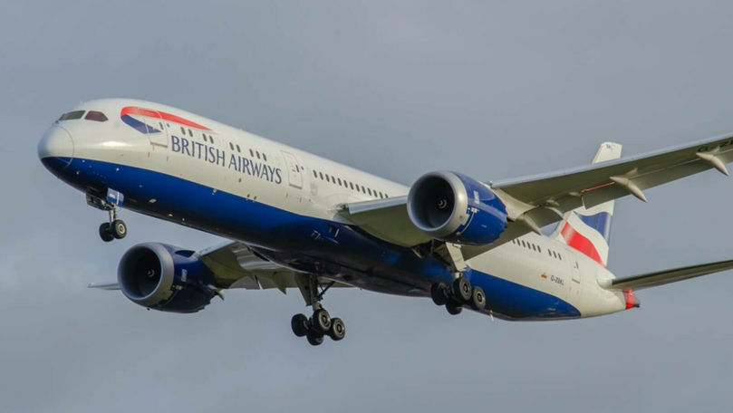 Un însoţitor de bord, găsit dezbrăcat şi drogat în toaleta unui avion