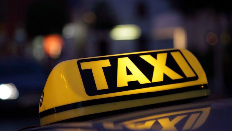Taximetrist tâlhărit de doi clienți: A fost bătut și legat cu o centură