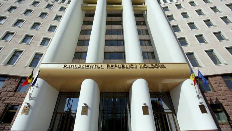 Unii cu drapele, alții pe fundal gri: Cum arată fotografiile deputaților