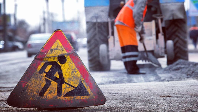 Un șofer nu a respectat indicatoarele și a căzut cu mașina într-o groapă