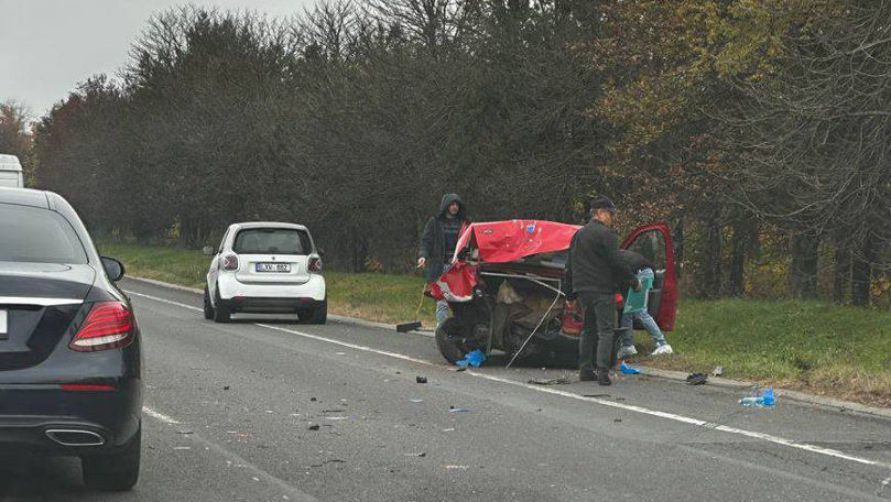 O Tesla și o Dacia s-au ciocnit lângă Stăuceni: O tânără, la spital