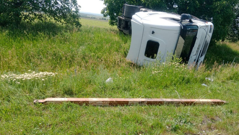 Un autocamion s-a răsturnat la Edineț. Poliția explică ce s-a întâmplat