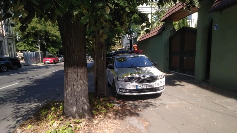 Parcarea unor polițiști flămânzi l-a revoltat pe un vlogger din Chișinău