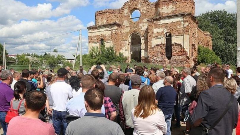 Sute de romi, evacuaţi forţat dintr-un sat din Rusia. Casele, incendiate