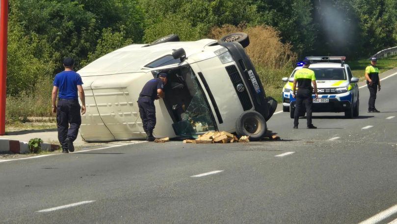 Accident pe traseul Chișinău-Bălți: Un microbuz cu lemne s-a răsturnat