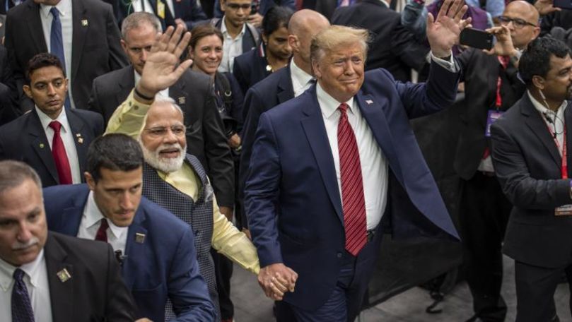 Donald Trump și premierul Indiei, surprinși cum merg ținându-se de mână