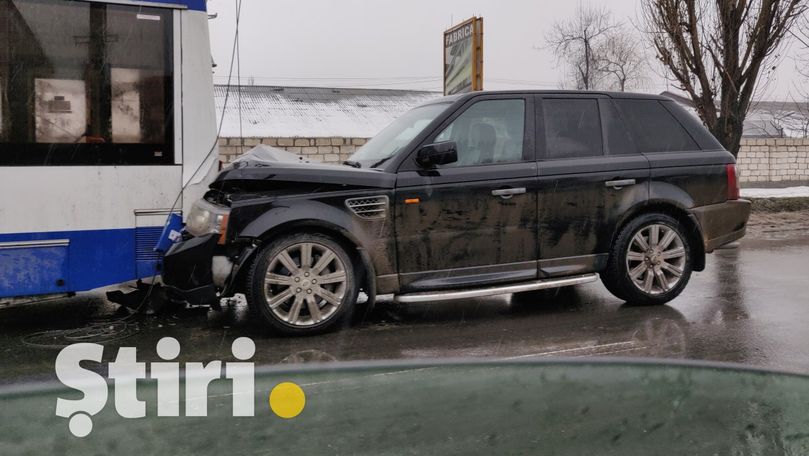 Un Range Rover a intrat într-un troleibuz din Chișinău