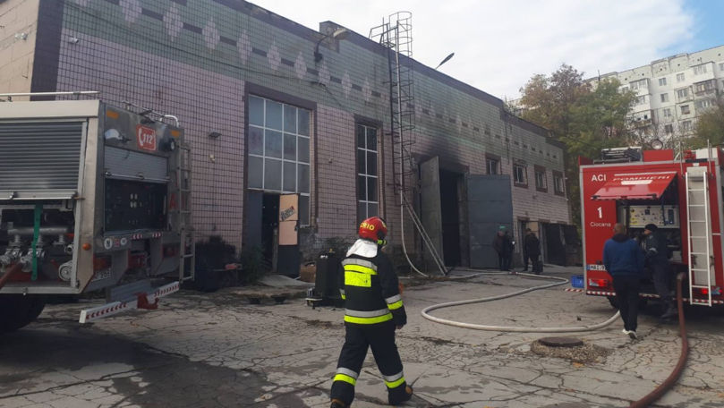Incendiu în Capitală: Un depozit de mobilă și lemn, cuprins de flăcări