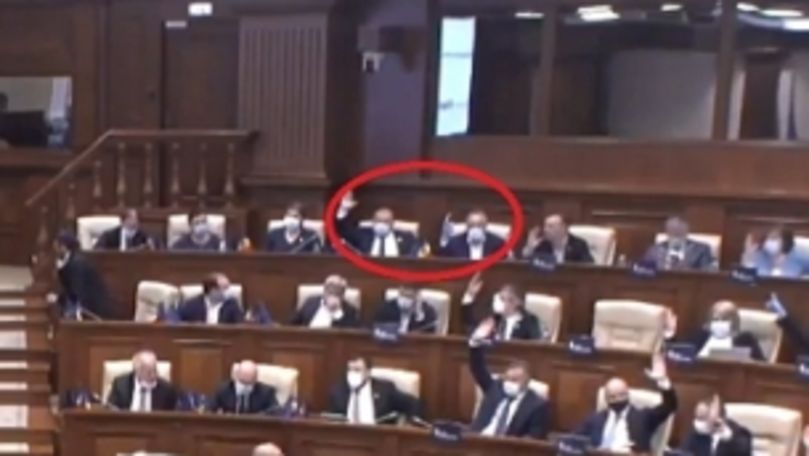 Два депутата ДПМ проголосовали за предложение оппозиции.