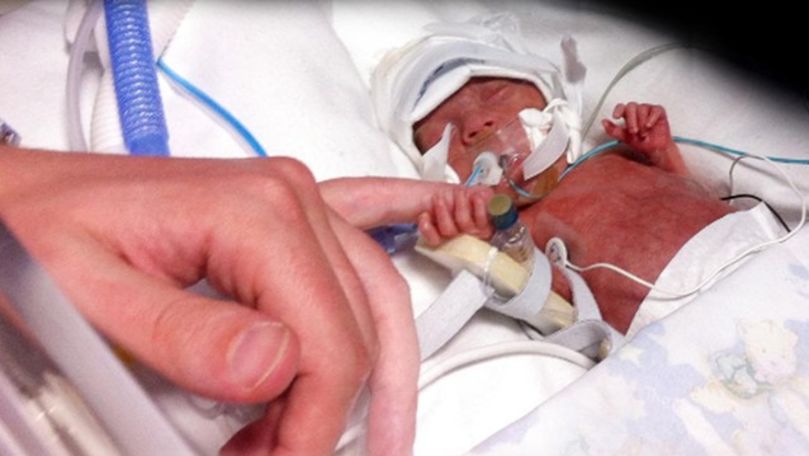 Cel mai mic băiețel născut la 24 de săptămâni a ajuns acasă sănătos