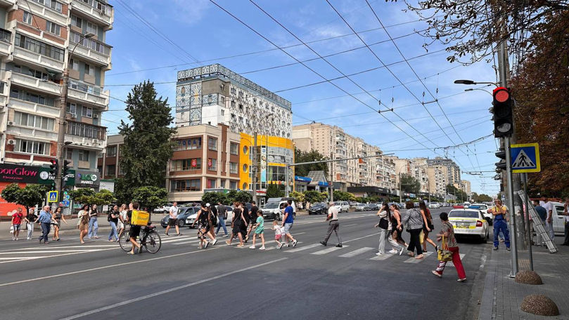 Semafoare pietonale, montate într-o intersecție aglomerată din Capitală