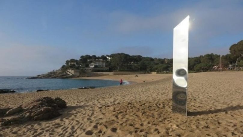 Un alt monolit din metal a apărut pe o plajă din Costa Brava