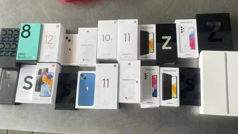Ceasuri și telefoane, descoperite într-un microbuz ce venea din Germania