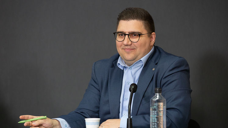 Vodă răspunde criticilor: Banii pentru elevi nu-s o măsură de campanie