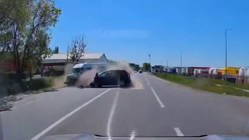 Momentul în care o mașină iese pe contrasens și lovește un microbuz