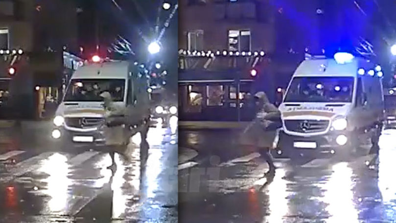 Femeie, filmată la un pas de a fi spulberată de o ambulanță în Capitală