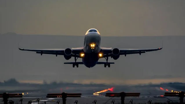 Furtună violentă în Bucureşti: Zborul avioanelor este perturbat