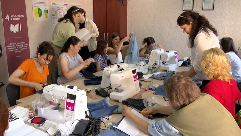 Din blugi vechi, în torbițe cu stil: Atelier de reciclare în Capitală