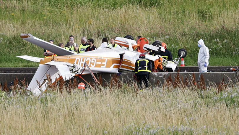 Un avion s-a prăbușit pe o autostradă din Franța