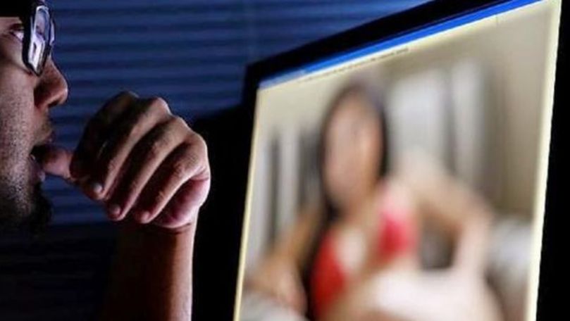 Studiu: Doi din zece tineri trimit poze nud pe rețelele de socializare