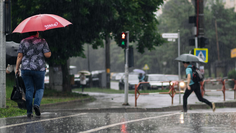 Ne așteaptă un weekend ploios, cu vreme instabilă: Prognoza meteo