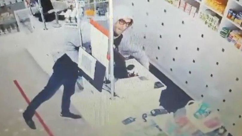 Un bărbat a fost surprins cum fură bani dintr-o farmacie din Chișinău