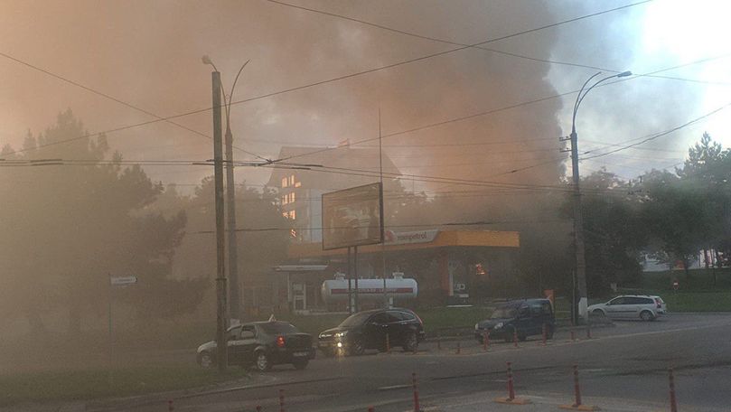 Explozie în Chișinău: Arde o substație electrică lângă o benzinărie