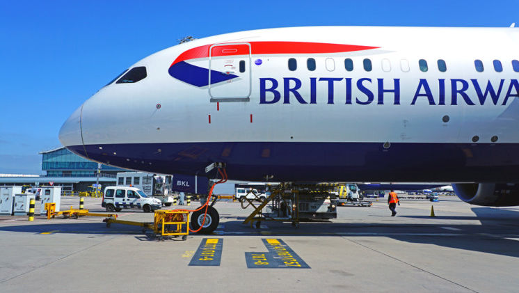 Un avion a luat foc pe aeroportul Gatwick din Marea Britanie
