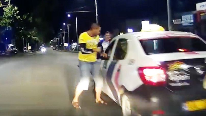 Bătaie în trafic: Taximetrist, filmat cum e luat la pumni de un pieton