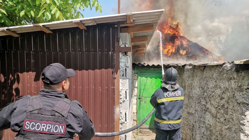 Incendiu în orașul Florești: Construcții auxiliare, cuprinse de flăcări