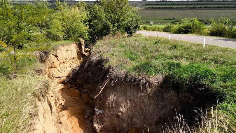 Двухметровые обрывы появились у подъездной дороги к Джолтаю.